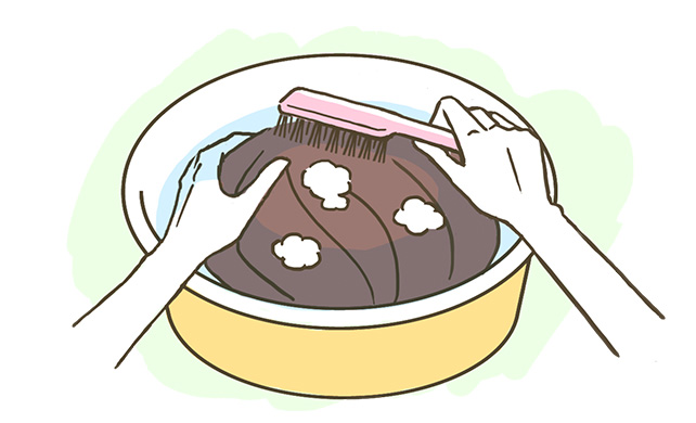 MIX毛や人工毛は押し洗いし、裏に返して更に押し洗いします。人毛100％はぬるま湯の中で専用ブラシを使い毛の流れの方向に軽く梳かし洗いをします。すすぎは、桶や洗面台の中にぬるま湯を溜めながら2～3回すすぎ、泡が無くなればOK。